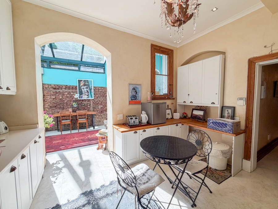 6 Bedroom Property for Sale in Green Point Western Cape